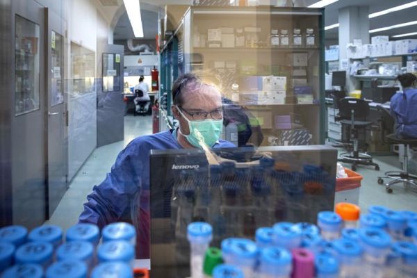 Científics catalans creen fàrmacs per combatre el coronavirus