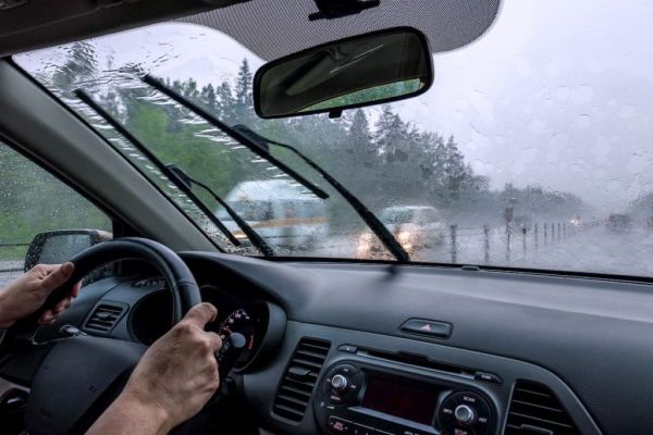 Como conducir seguro en condiciones meteorológicas adversas